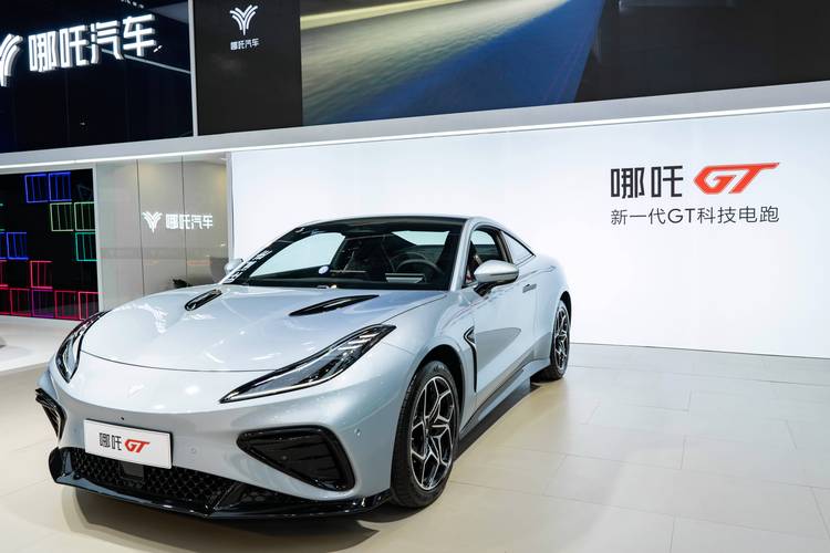 成都328哪吒汽车在智能汽车领域的表现，领途汽车在新能源汽车市场中的影响力